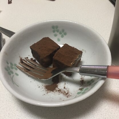 初めて生チョコ作りました。
1回目は分離しちゃいましたが、2回目はコツをつかんだので大丈夫でした。
簡単なのに本格的な味で大満足です^ ^